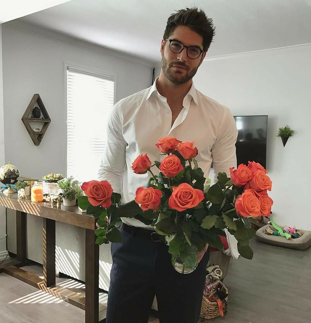 Мужчина с розами