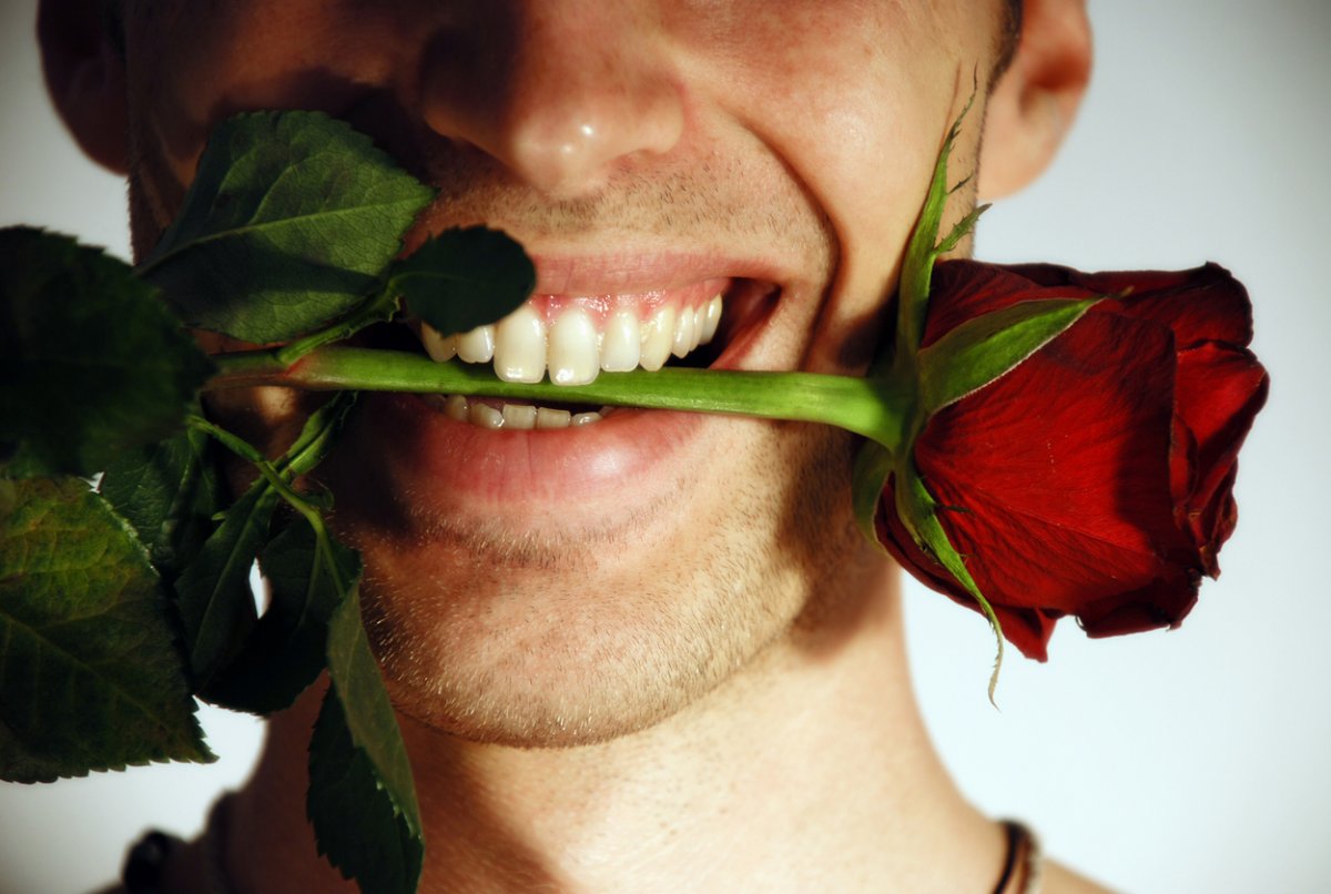 Мужик с розой в зубах