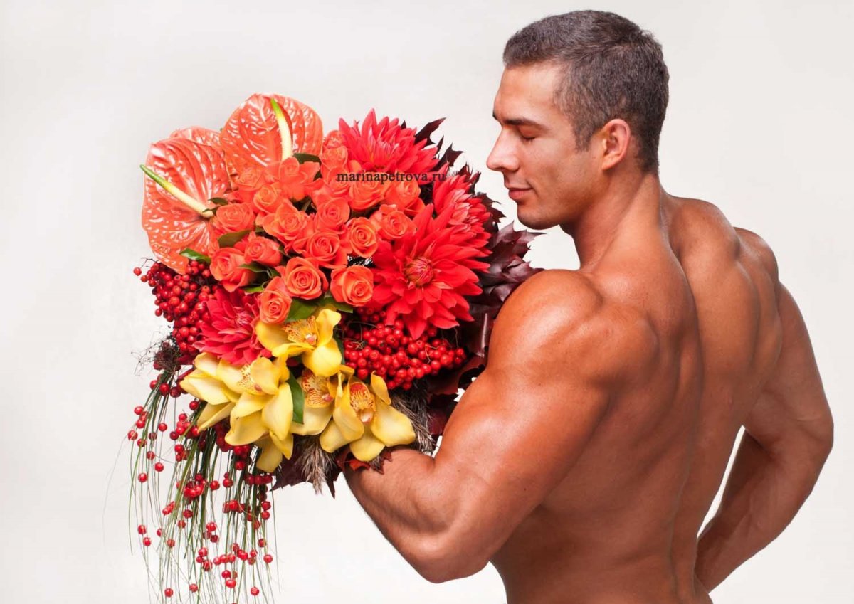 Шикарный мужчина с цветами
