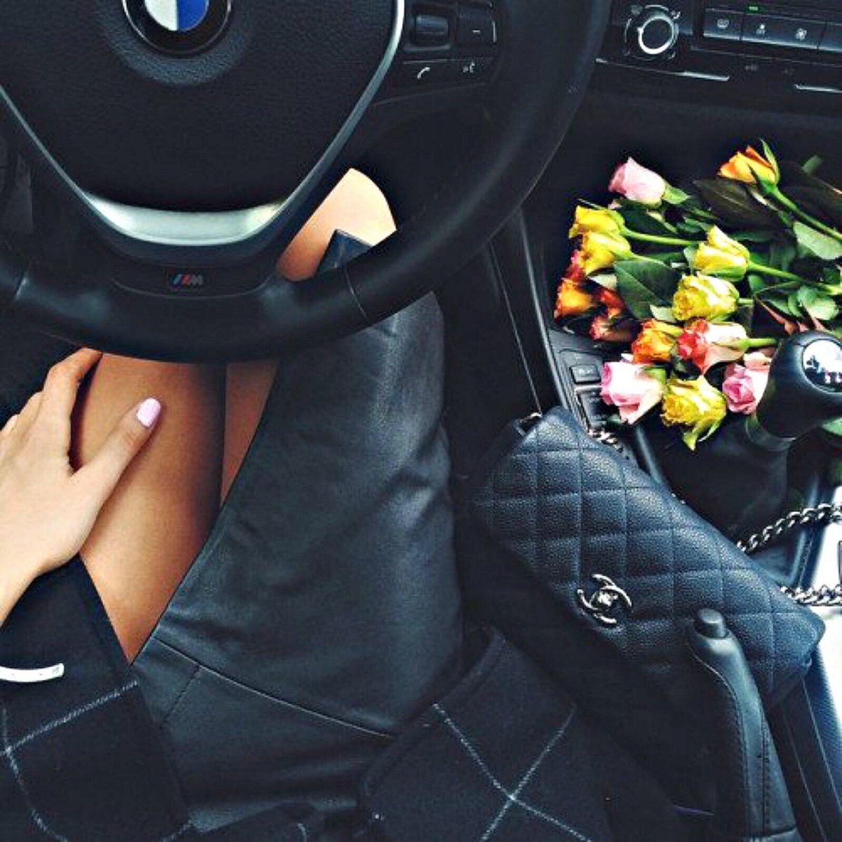 Девушка с цветами в машине: подборка картинок