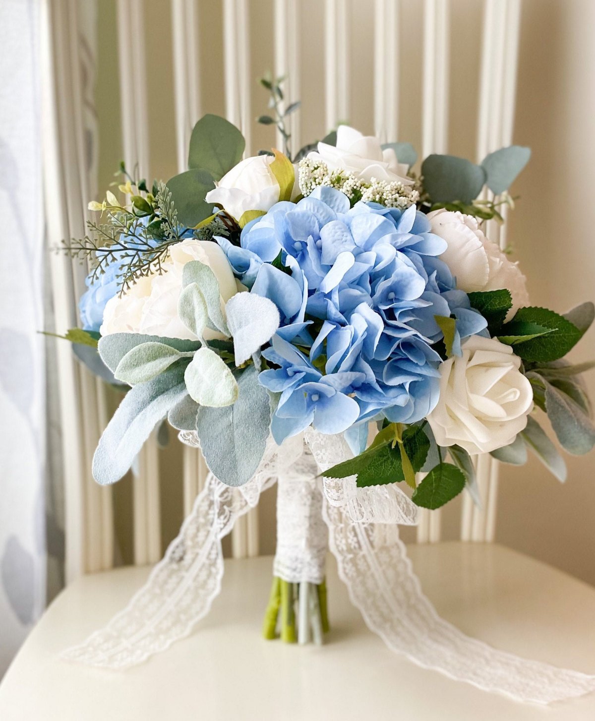 Бело-голубой букет невесты