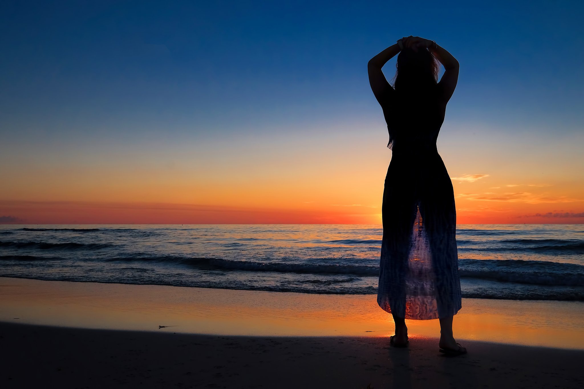 Фото красивые женщины спиной. Девушка-море. Женщина со спины. Девушка на закате. Девушка на море со спины.