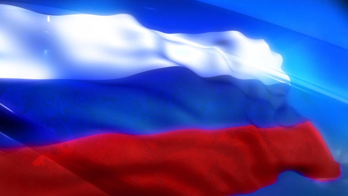 Флаги России на фоне неба