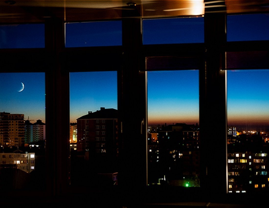 Синий вечер заглянул в мое окно. Окно ночью. Красивый вид из окна. Вид из окна ночью. Вечернее окно.