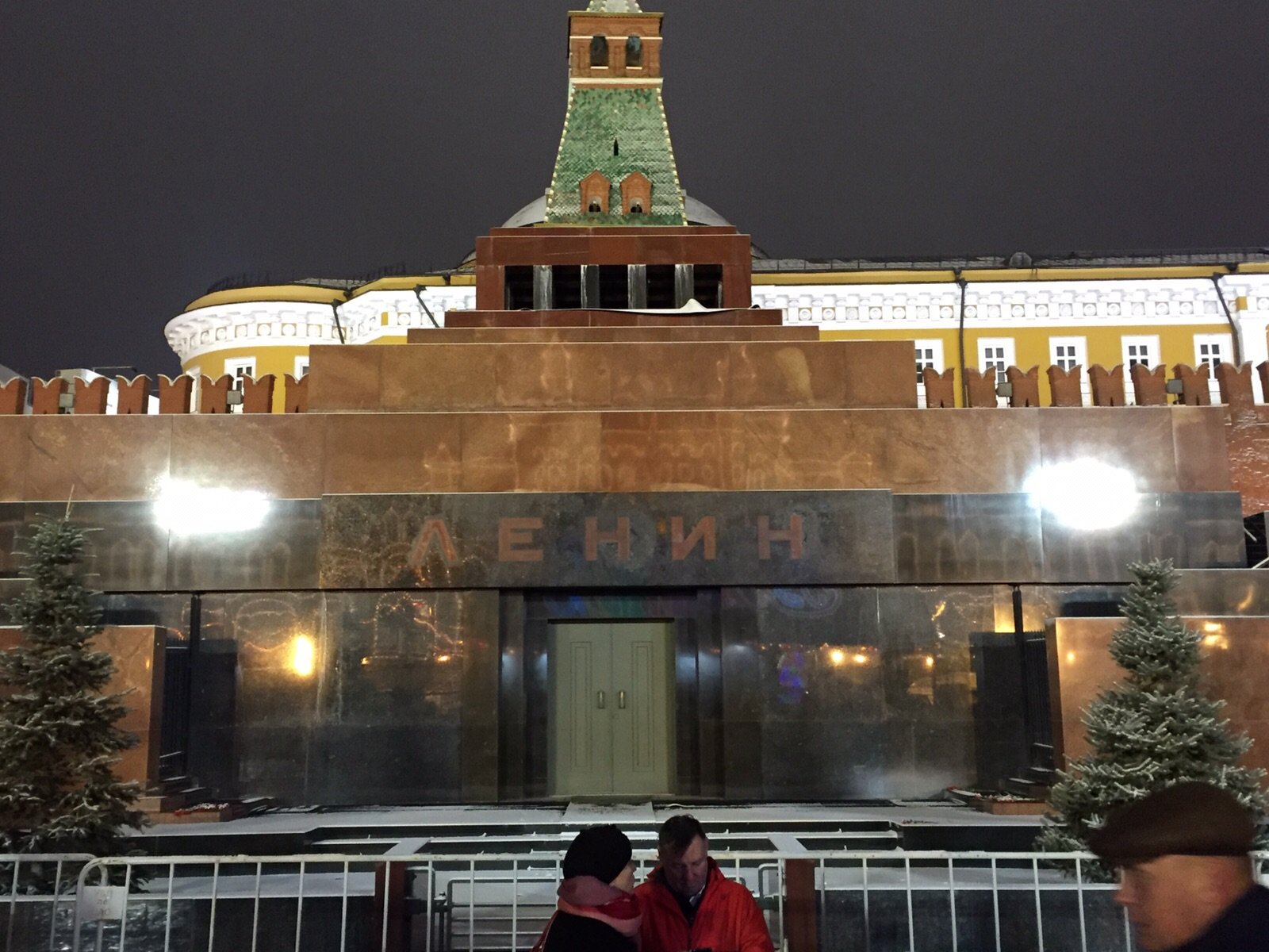 Мавзолей ленина архитектурный стиль. Мавзолей Ленина в Москве. Мавзолей в.и Ленина на красной площади в Москве. Московский мавзолей Ленина внутри.