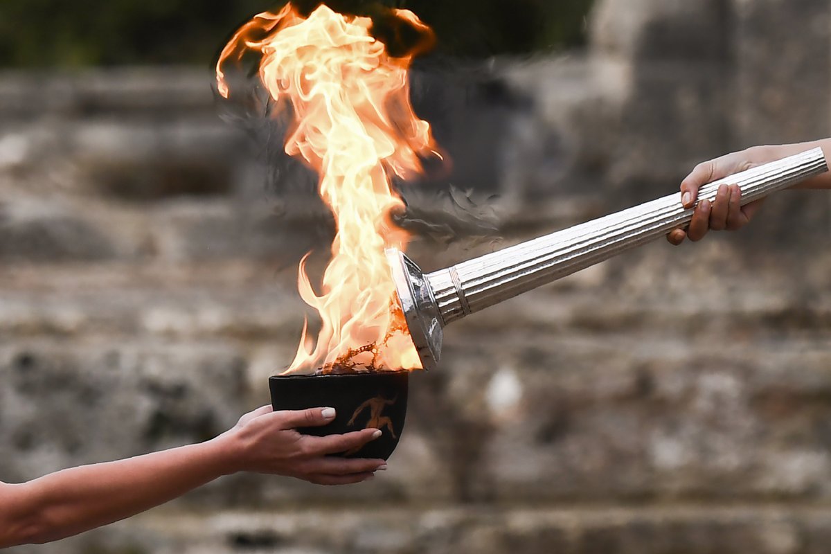 Олимпийский огонь в древней Греции. Факел в руке. Факел горит.