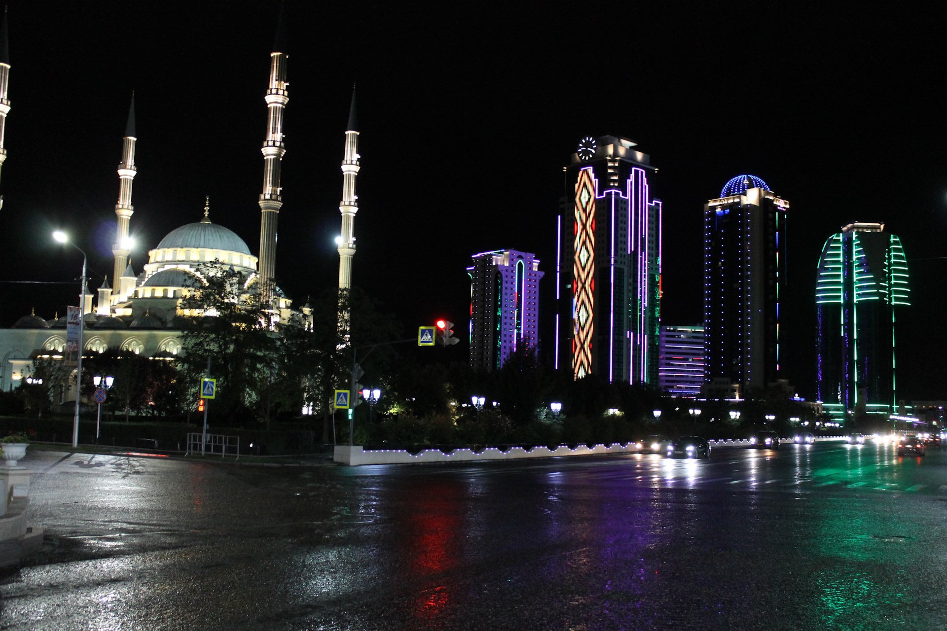Город назвали грозным. Город Грозный 2020 мечеть. Город Грозный мечеть сердце Чечни. Грозный Сити мечеть. Грозный Чечня город ночью.