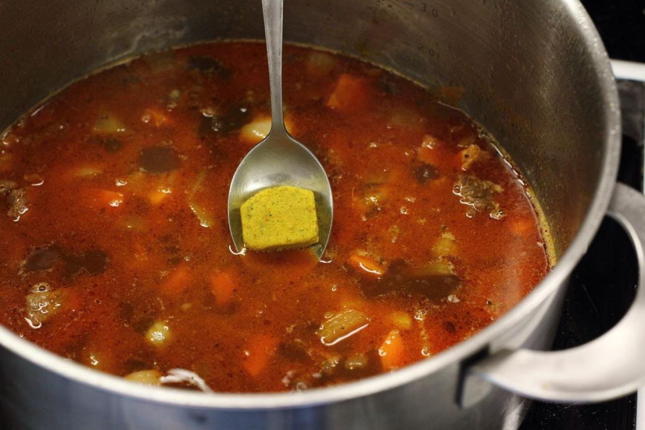 Сварить суп на воде. Суп в кастрюле. Варка супа. Кастрюля для варки горохового супа. Бульон в кастрюле.