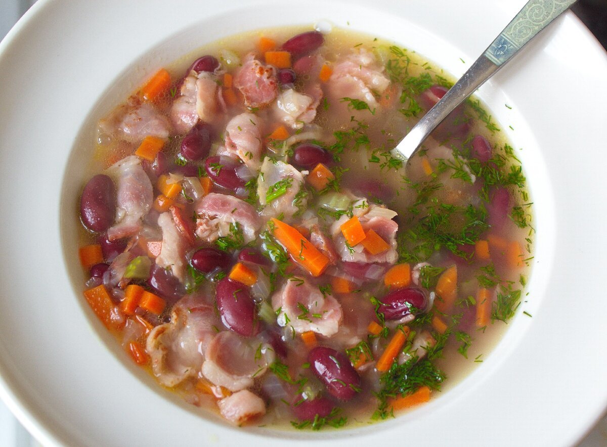 Суп с красной фасолью и курицей. Фасолевый суп из красной фасоли. Суп фасолевый из консервированной красной. Фасолевый суп с красной фасолью. Аргентинский фасолевый суп.