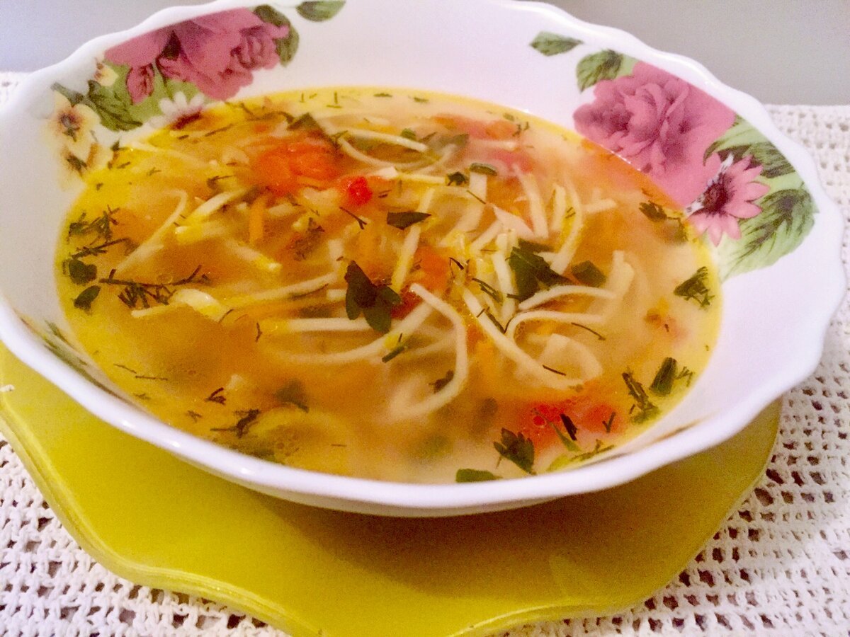 Рецепт простого супа с мясом и картошкой. Суп куриный вермишелевый. Суп с макаронными изделиями. Суп с лапшой и картошкой. Суп лапша с клецками.