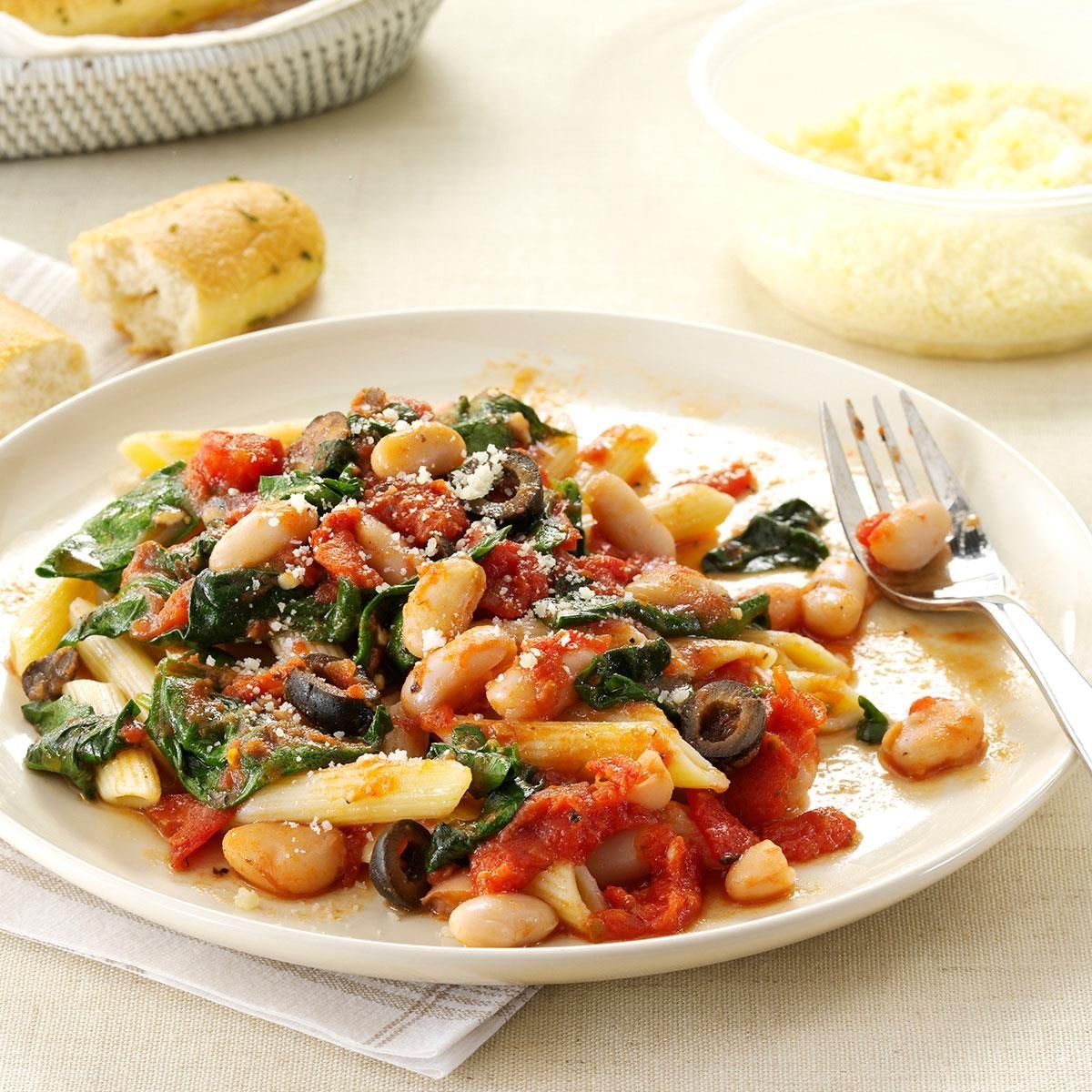 Овощи на ужин можно. Паста с фасолью и овощами. Фасоль блюда с макаронами. Блюда макароны с овощами. Паста с томатами и фасолью.