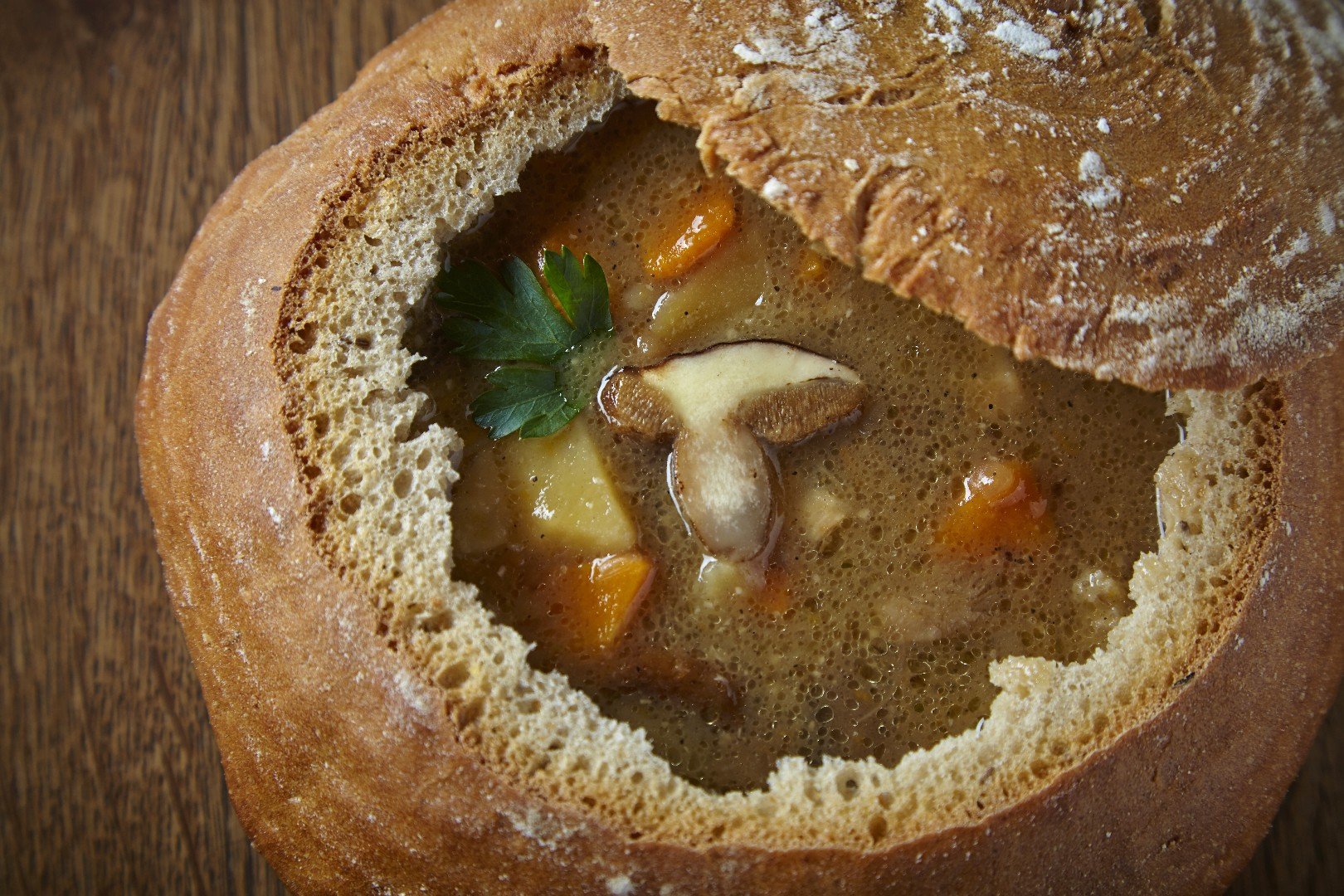 В хлебе есть мясо. (Брамборачка суп в Чехии. Брамборачка. Суп в хлебе Чехия. Грибной суп в хлебе.