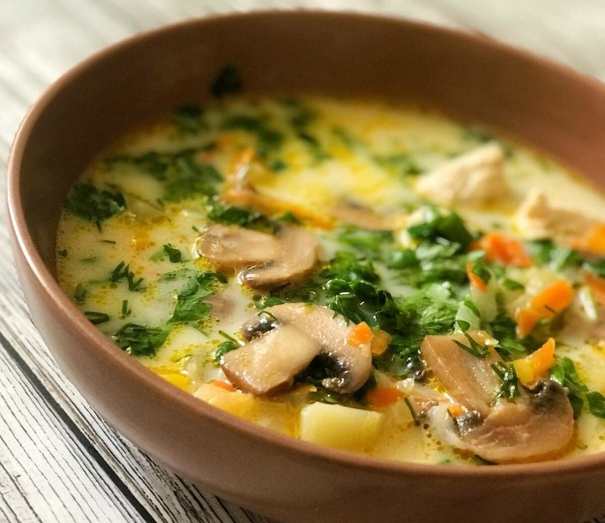 Куриный суп с грибами и плавлеными сырками: рецепт - Лайфхакер