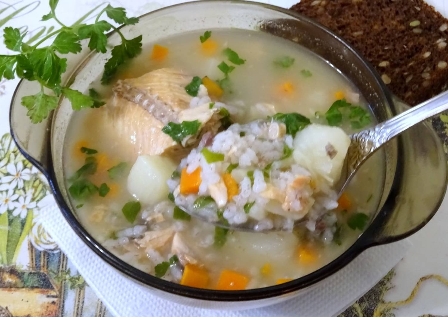 Классический суп из рыбных консервов. Перловка шурва. Рыбный суп с рисом. Уха с рисом. Суп картофельный с рисом.