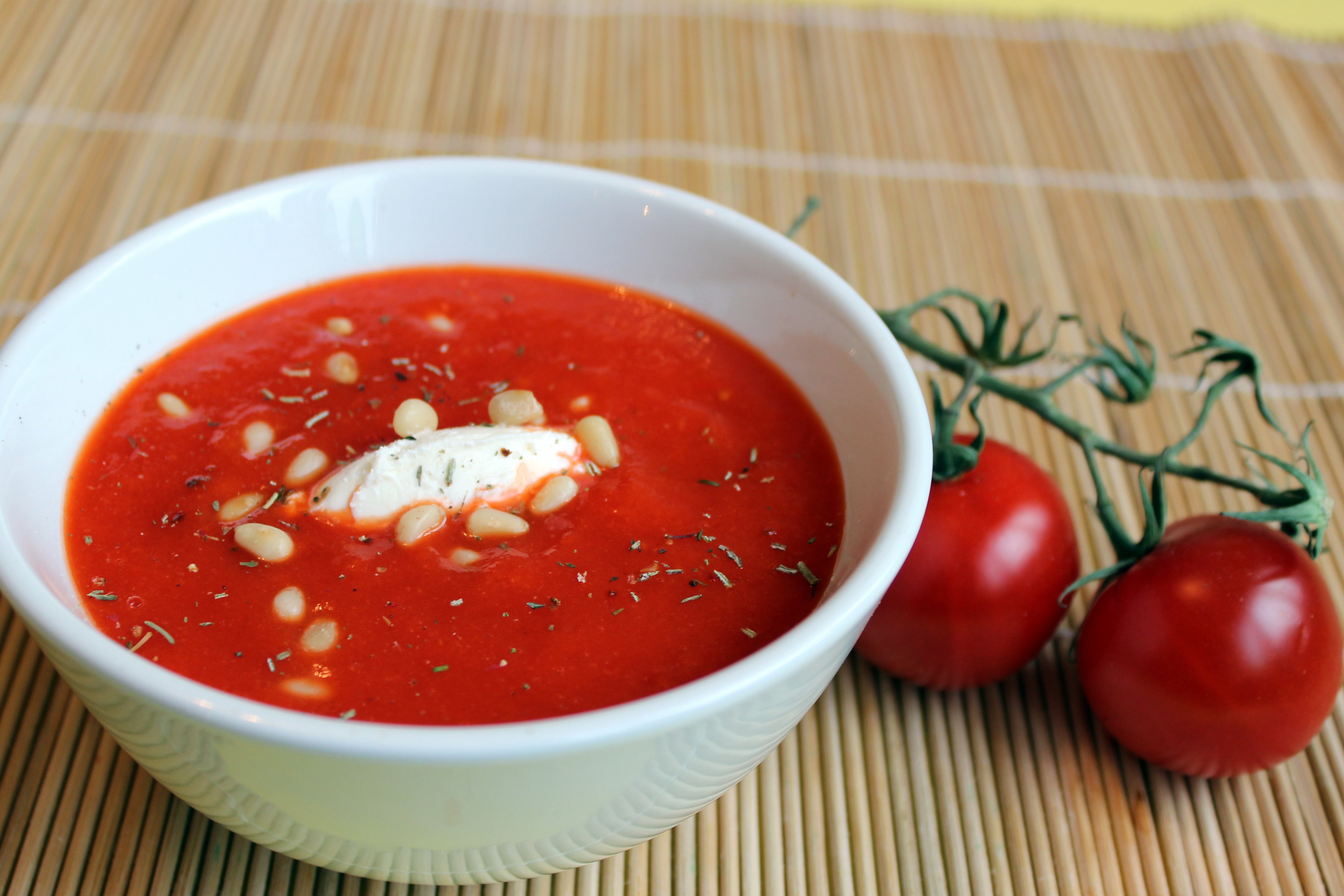 Суп томатный рецепты из свежих. Томатный гаспачо. Томатно-базиликовый суп. Красный гаспачо. Томатный суп пюре.