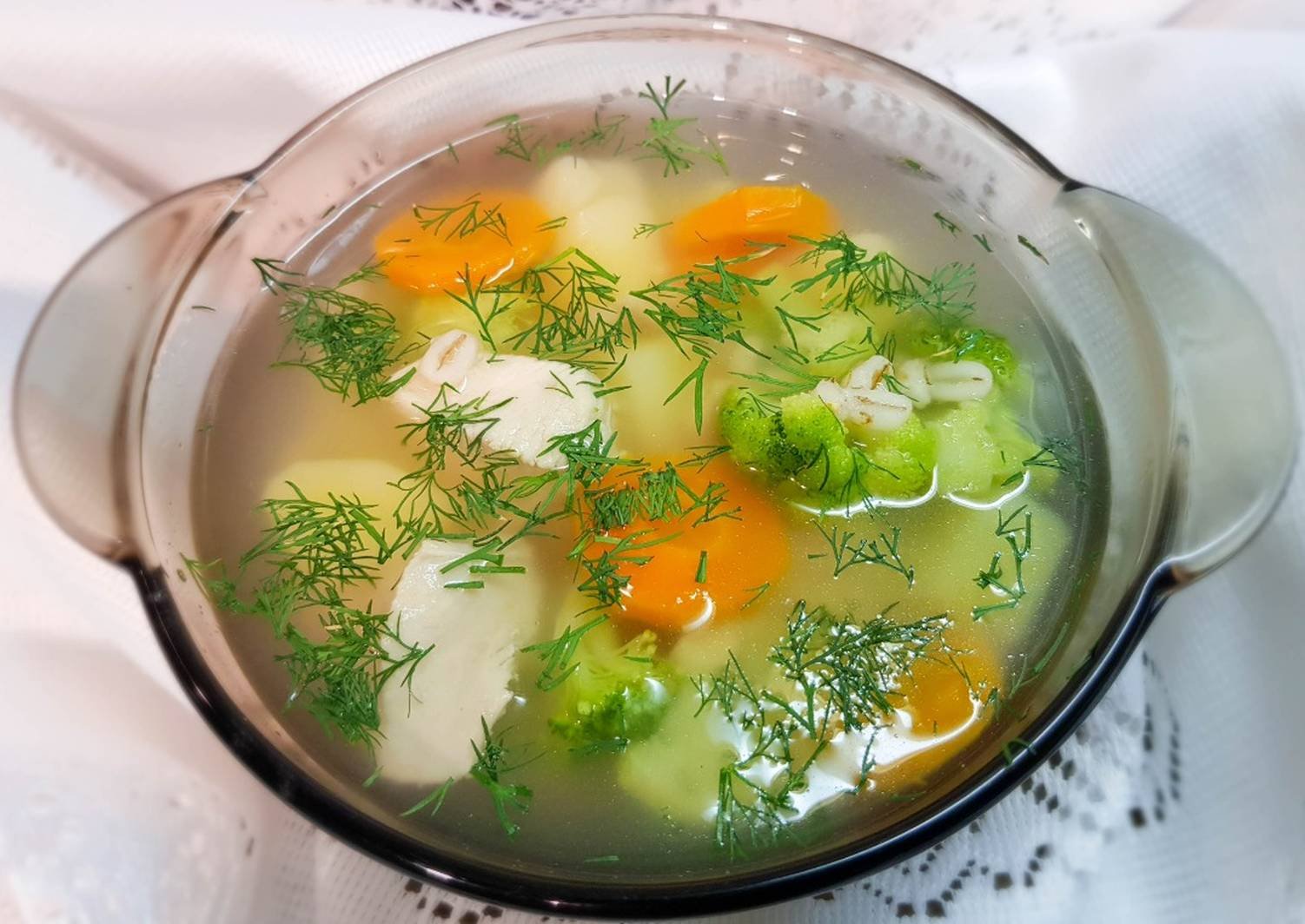 Суп с укропом. Консоме овощное. Для супа. Прозрачный овощной суп. Диетический суп.
