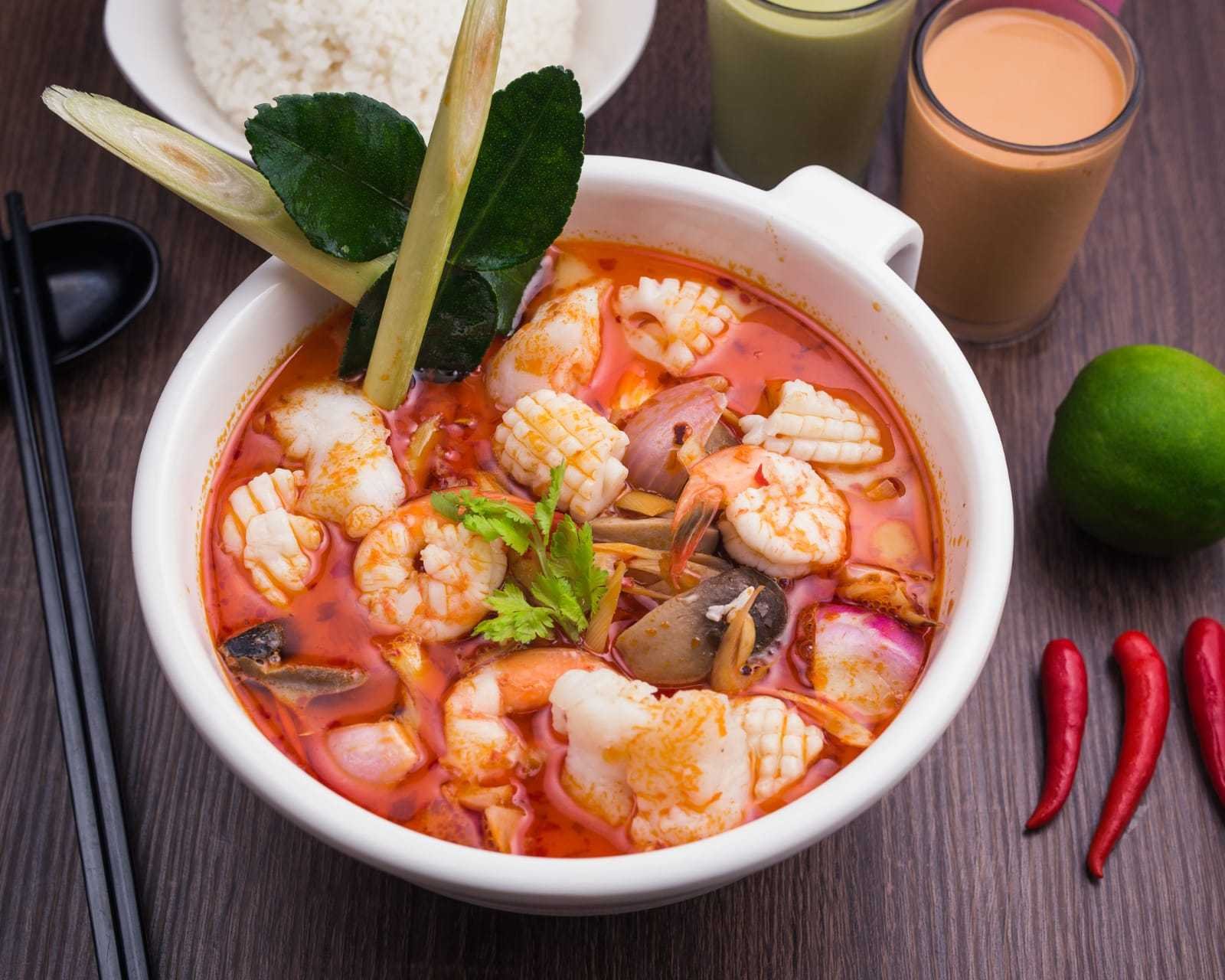 Морепродукты с пастой том ям. Том ям в Тайланде. Тайский суп том ям. Суп том ям в Тайланде. Tom Yum суп.
