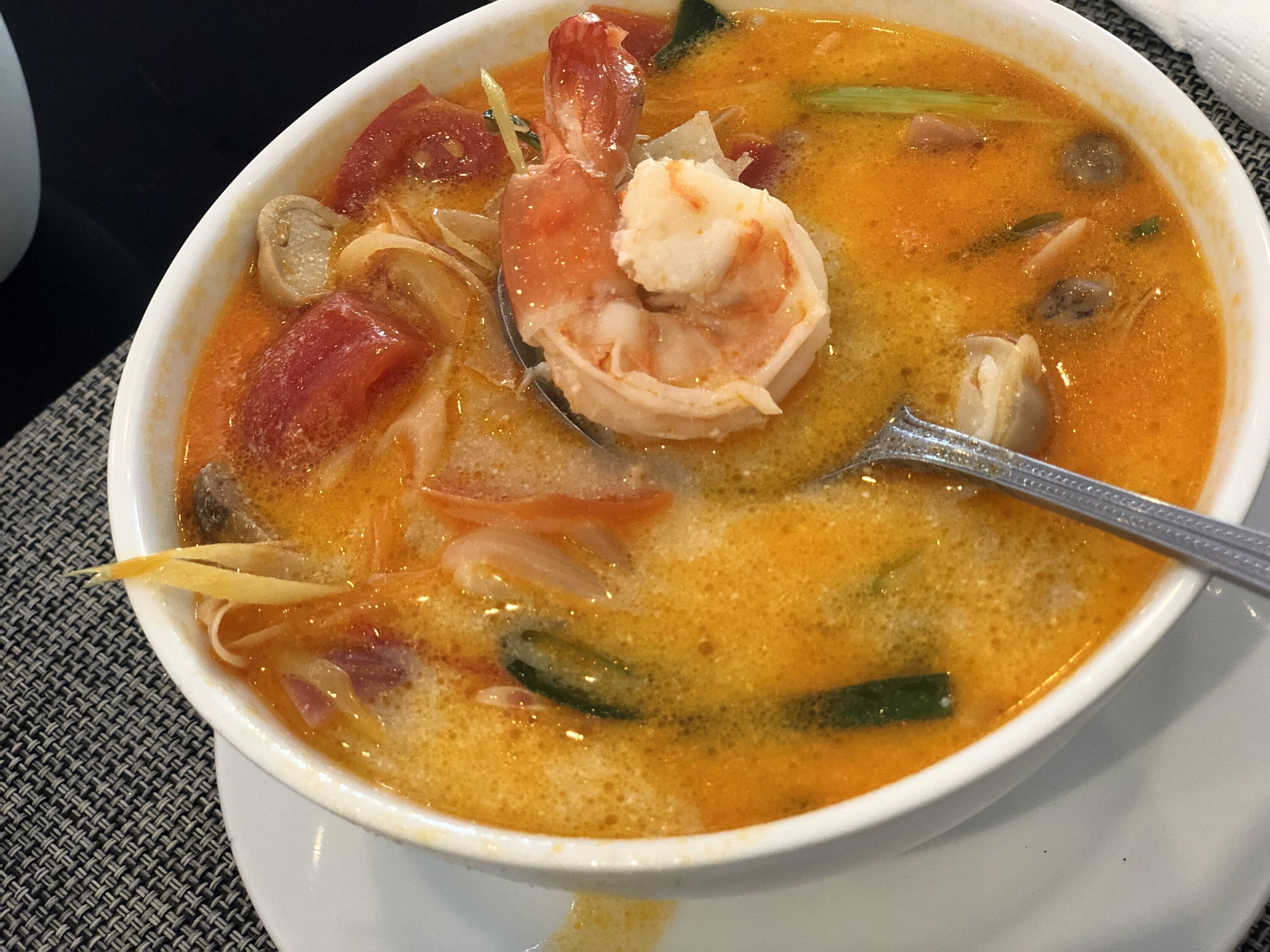 Суп том янг. Суп Aroy-d том ям 400 г. Суп том ям в Тайланде. Том ям в Тайланде.
