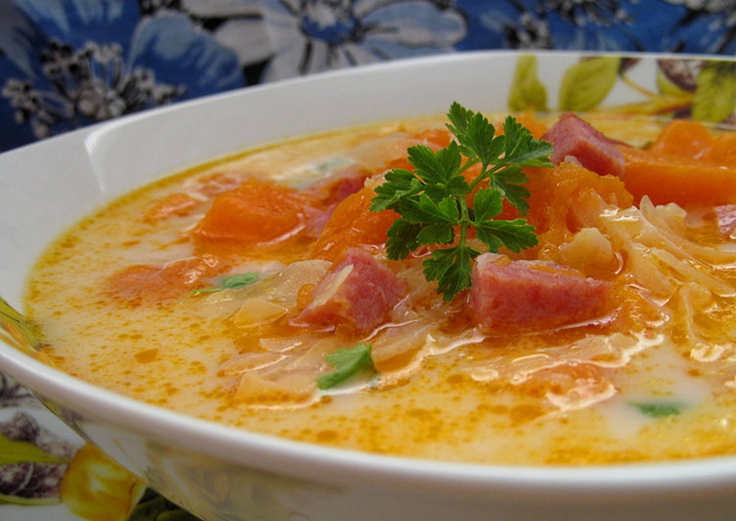 Суп рис морковь. Сытный суп. Наваристый суп. Суп с копченой колбасой. Тыквенный суп с копченостями.