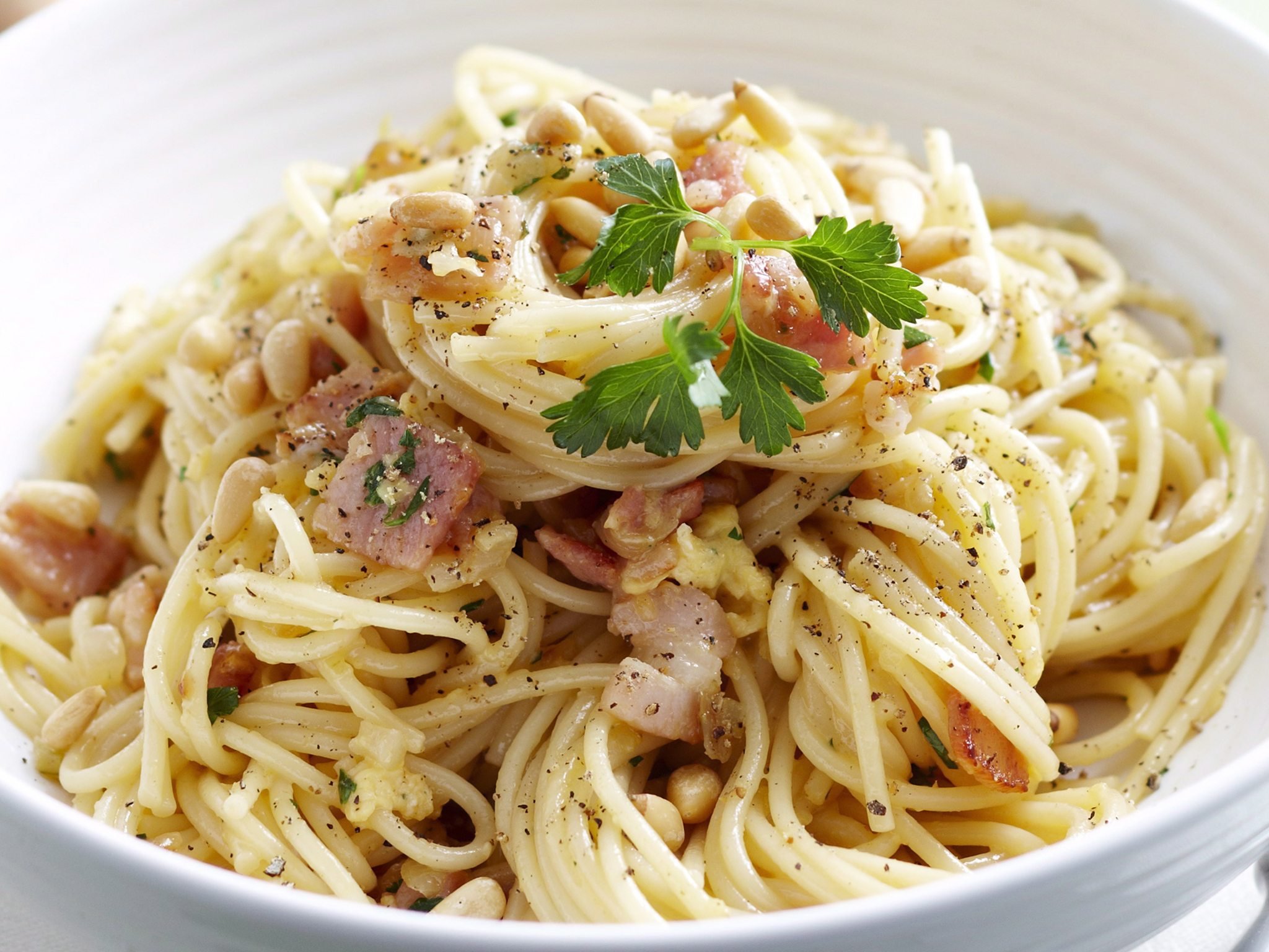Рецепт карбонары со спагетти. Карбонара. Паста карбонара. Спагетти для пасты карбонара. Паста фетучини карбонара.