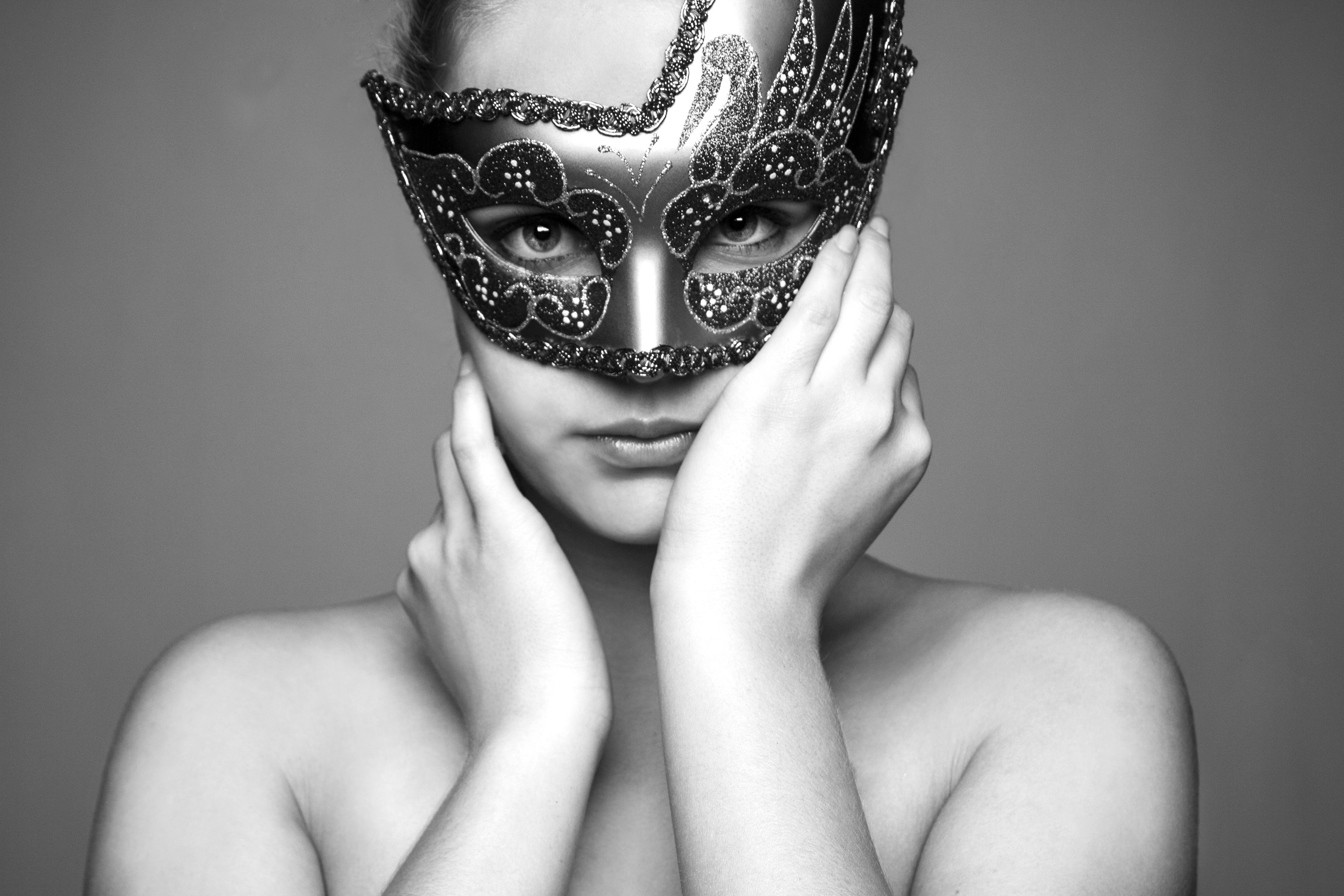 Модель в маске. Девушка в маске. Маска женская. Красивая девушка в маске. Девушка в карнавальной маске.