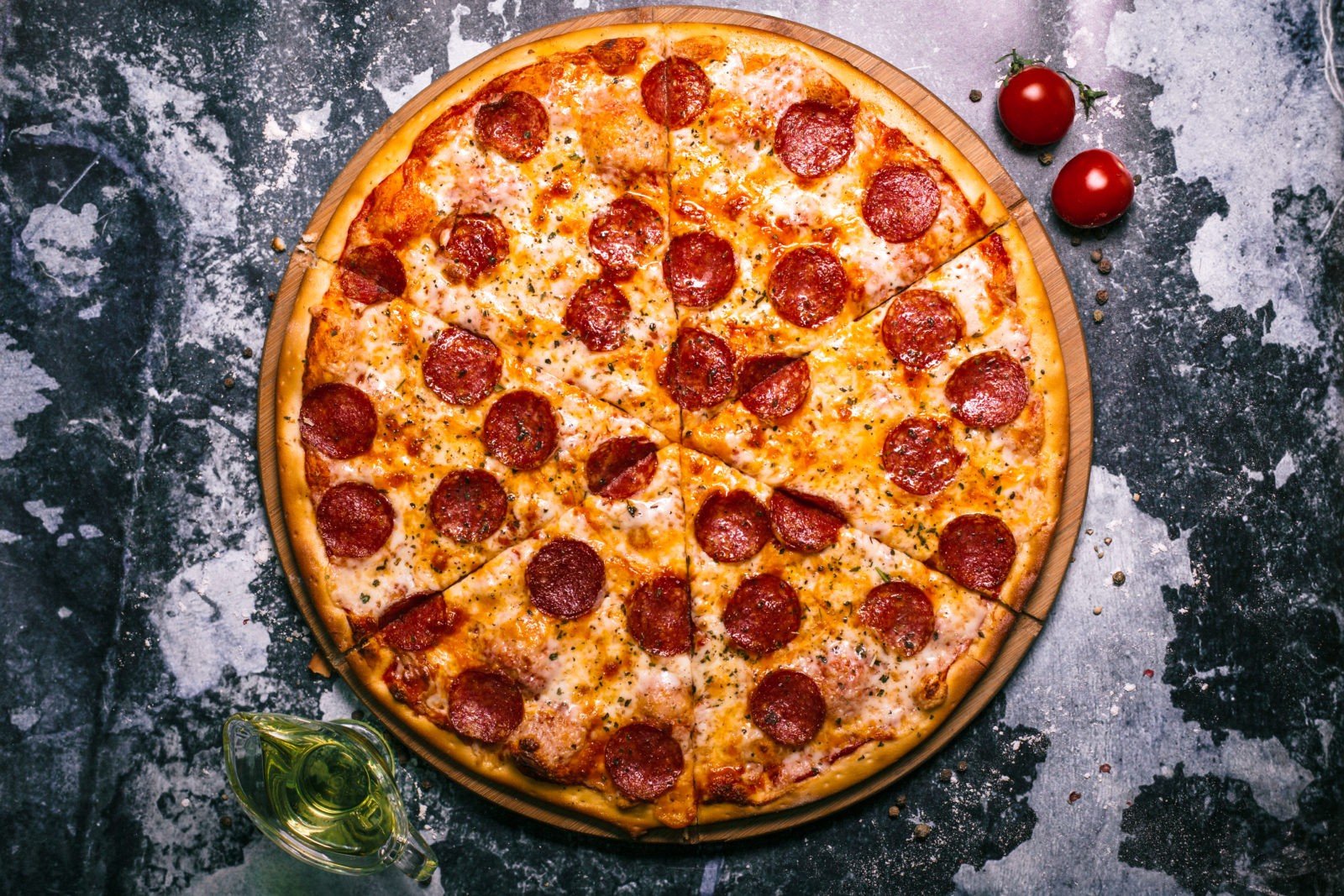 фото пиццы пепперони на столе фото 39