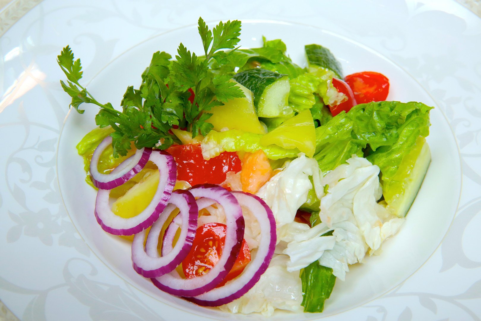 Варианты салата из овощей. Овощной салат. Красивая подача овощного салата. Салат свежий. Свежий овощной салат.