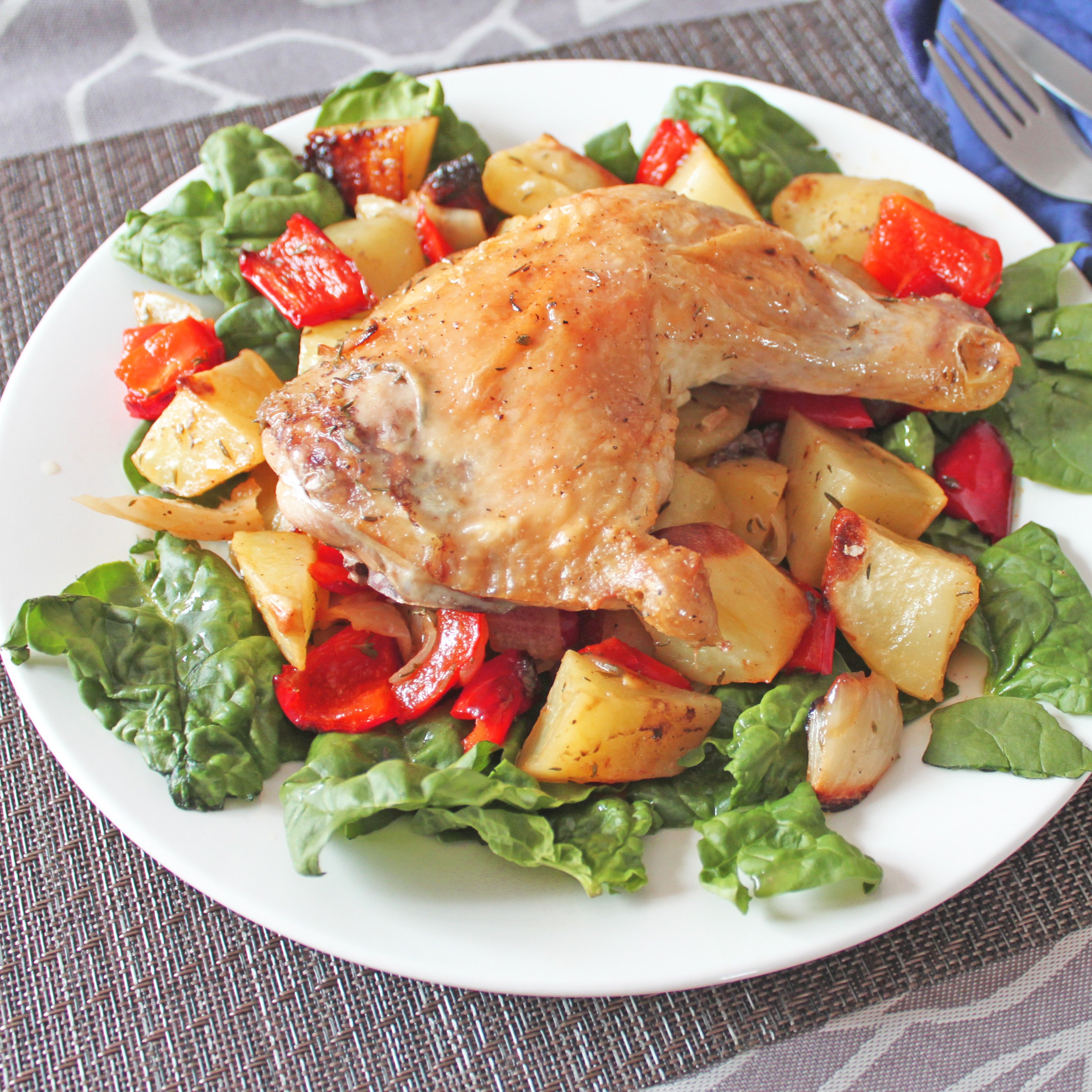 Блюда из курицы и овощей. Курица с овощами. Курочка с овощами. Жареная курица с овощами. Курица запеченная с овощами.