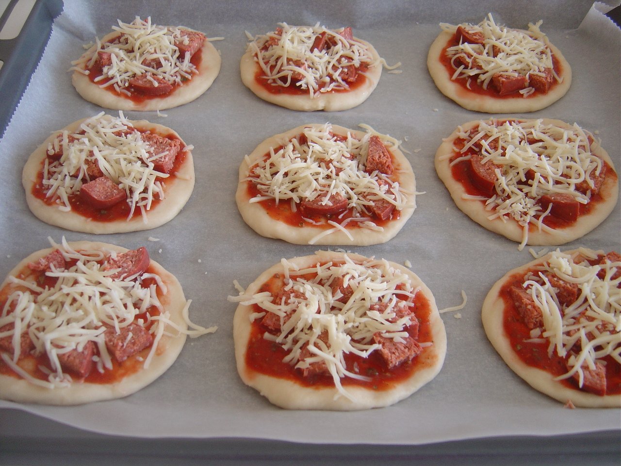 мини пиццы в духовке из дрожжевого теста в домашних условиях рецепт с фото пошаговый фото 78