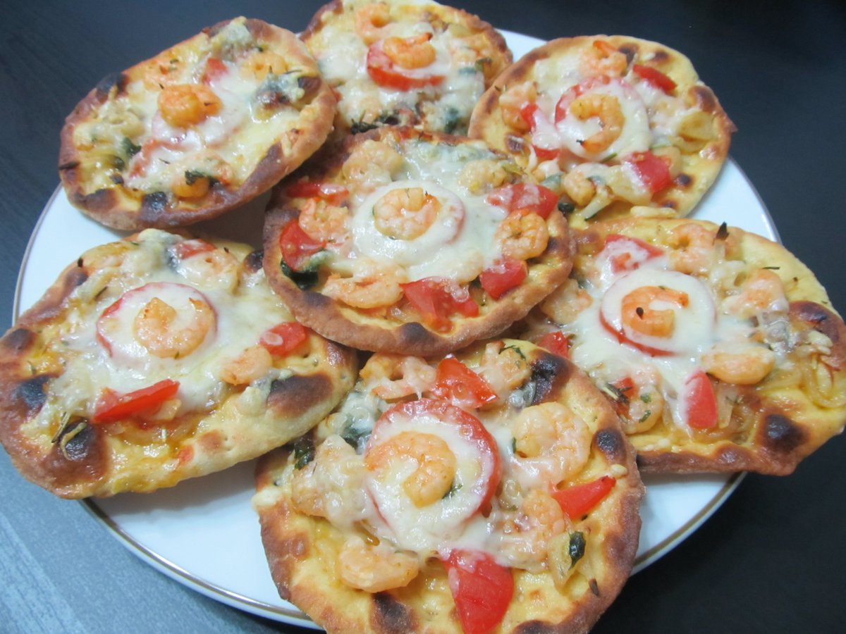 мини пицца в духовке из дрожжевого теста с колбасой и сыром и помидорами фото 22