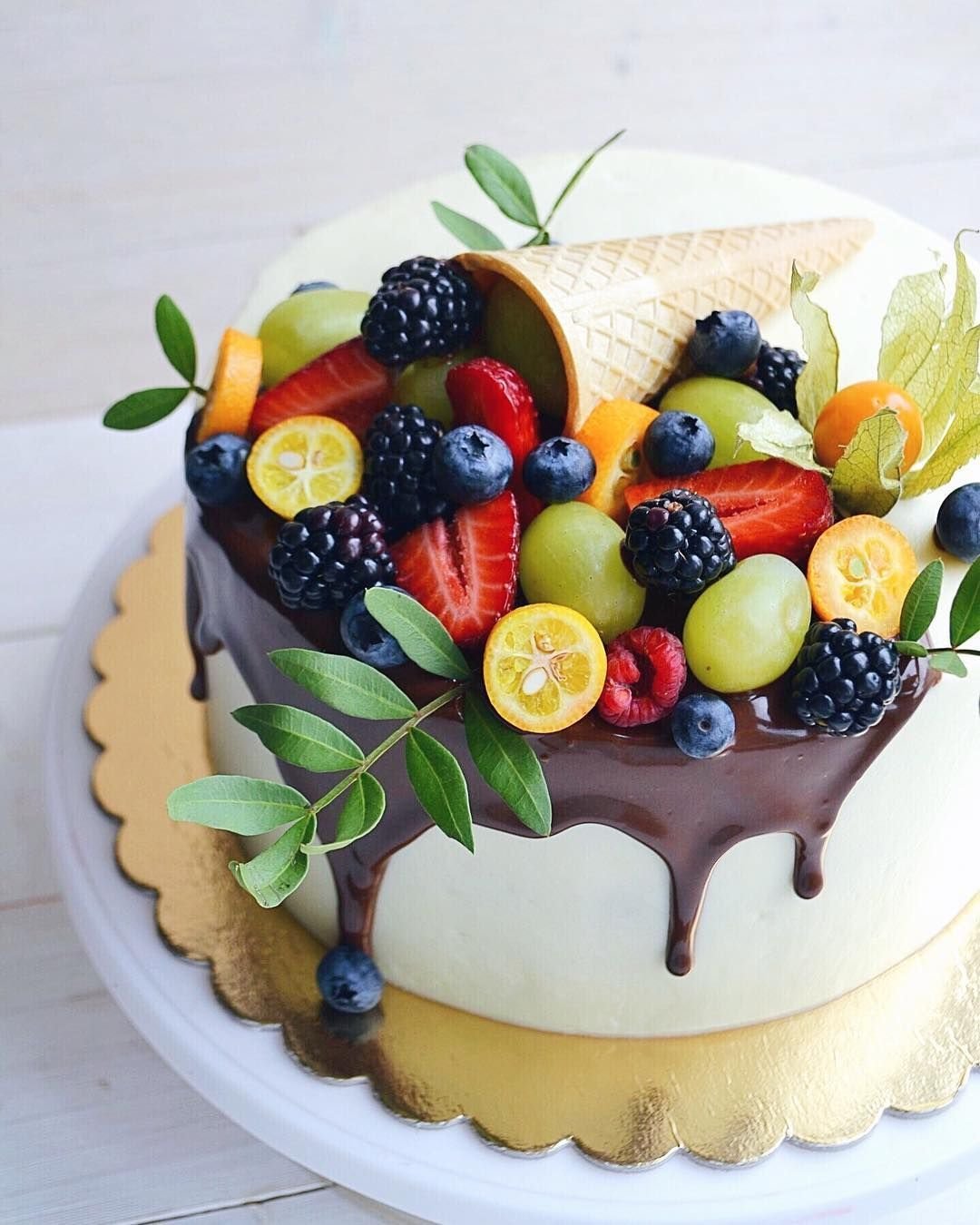 Праздничные торты с фруктами и ягодами