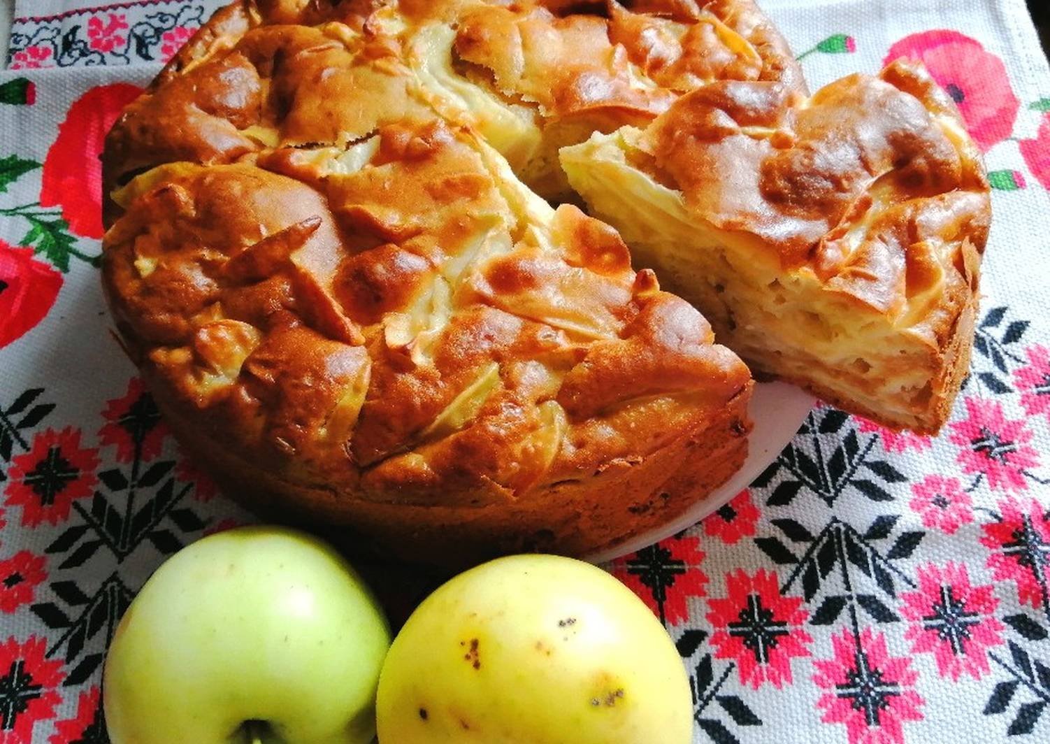 Яблоки в тесте на сковороде. Пирог шарлотка с капустой. Шарлотка с яблоками. Вкусная шарлотка с яблоками. Пироги с яблоками в духовке.