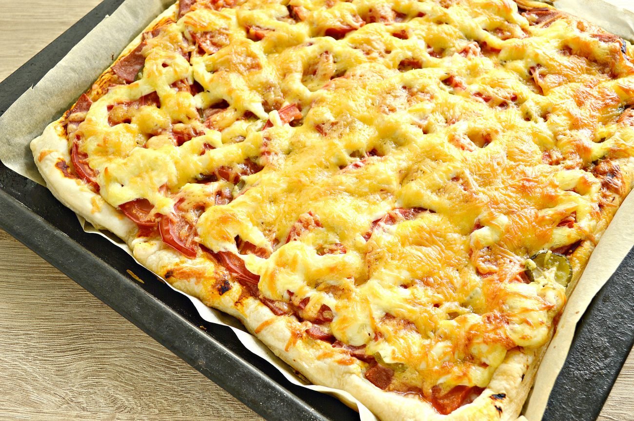 домашняя пицца на слоеном тесте в духовке рецепт с колбасой и сыром помидорами (120) фото
