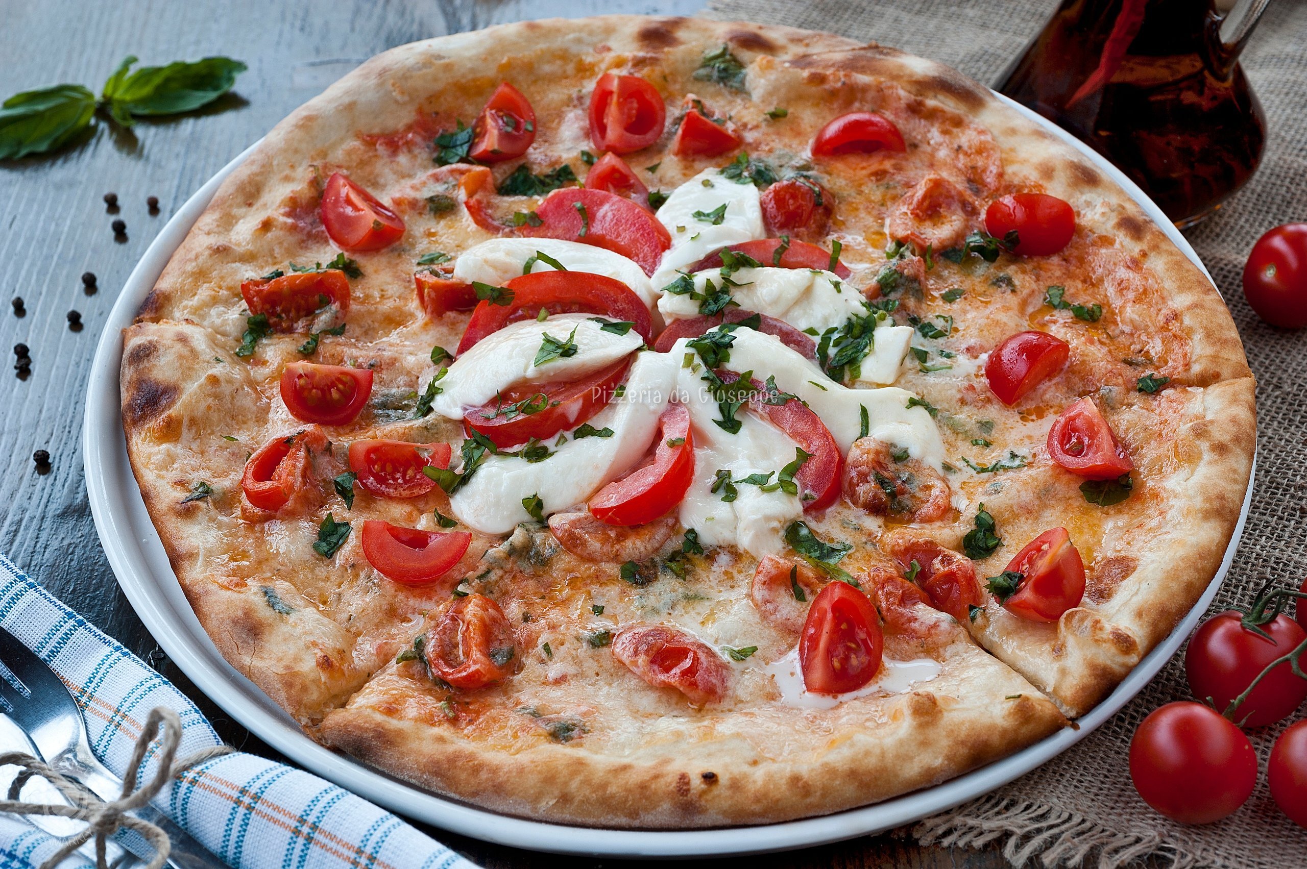 Какое блюдо пицца. Итальянская пицца. Классическая итальянская пицца. Итальянская пицца в Италии. Настоящая итальянская пицца на тонком тесте.