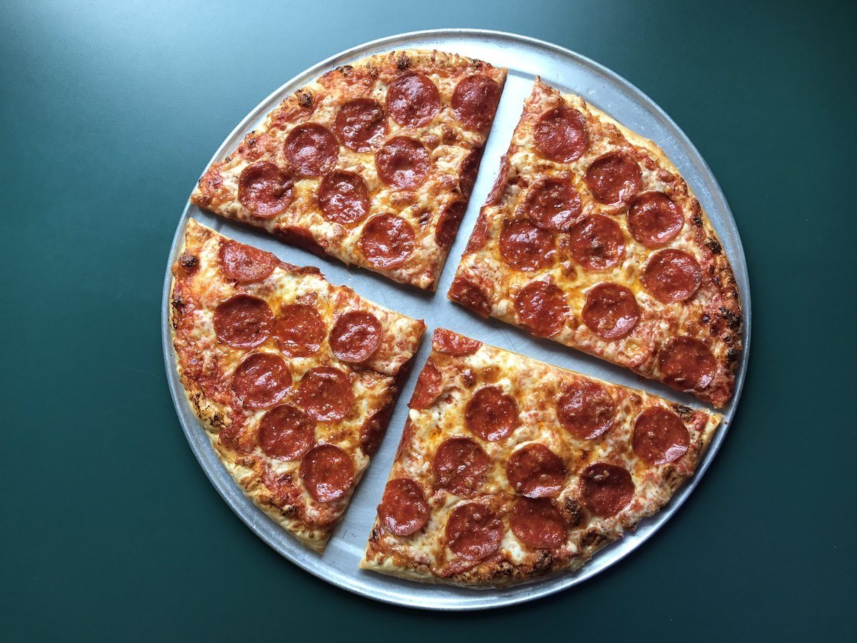 половина из четырех пицц пепперони хорошая пицца отличная пицца фото 114