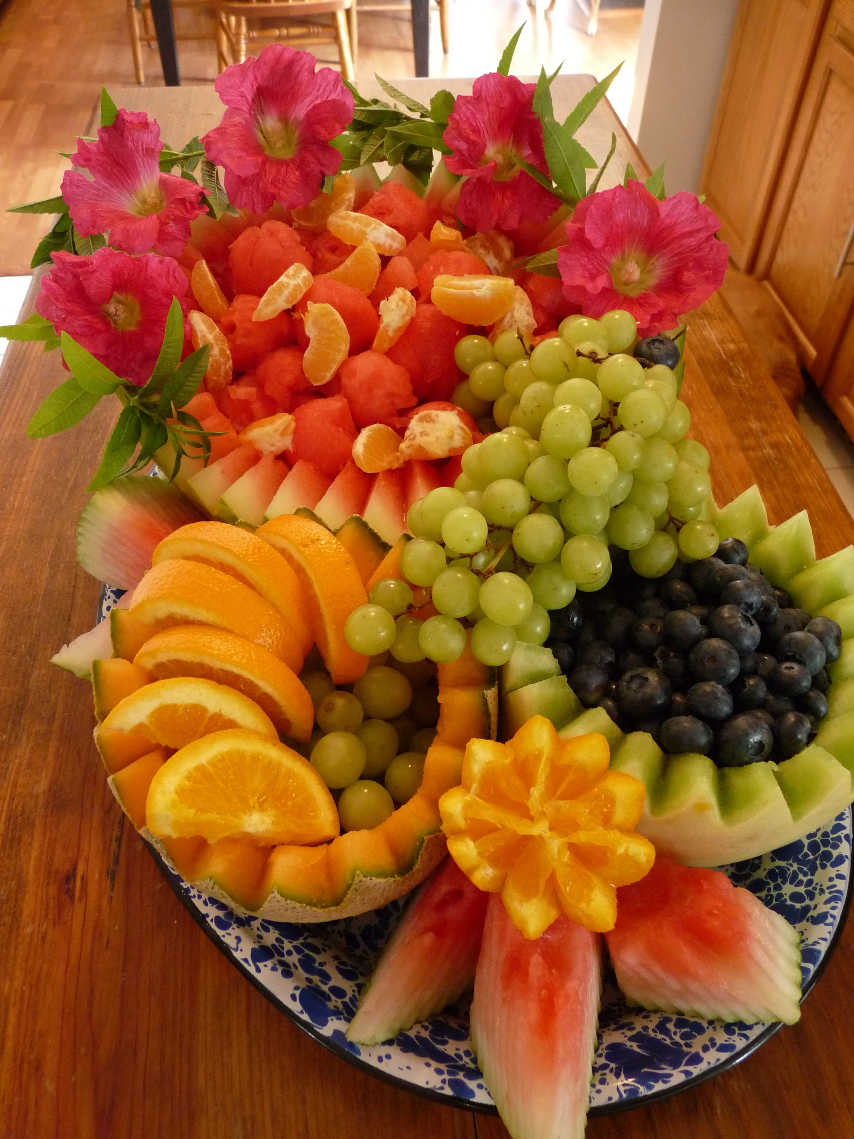 Как подавать фрукты на стол. Красивая нарезка фруктов. Красиво нарезать фрукты. Красиво украсить фрукты. Украшение фруктов на праздничный стол.