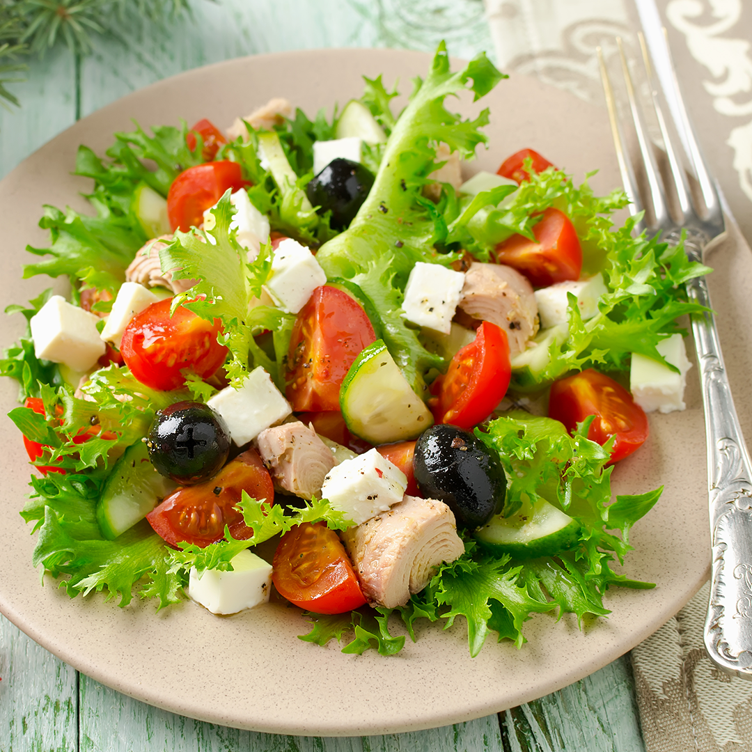 Бич салаты. Греческий салат. Овощной салат. Украсить греческий салат. Красивый салат из овощей.