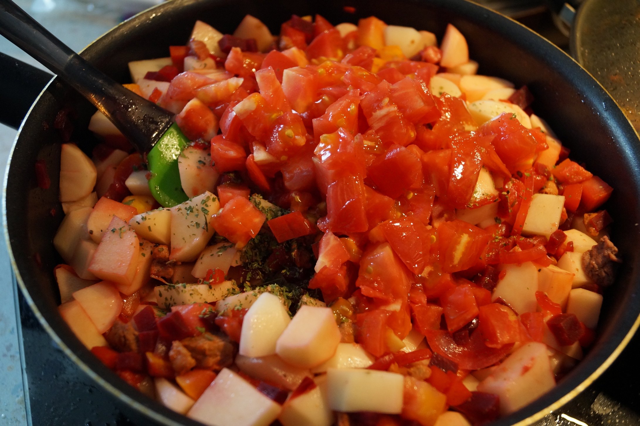 Тушеные овощи с маслом. Тушеные овощи. Овощи тушеные на сковороде. Овощное рагу. Овощное рагу на сковороде.