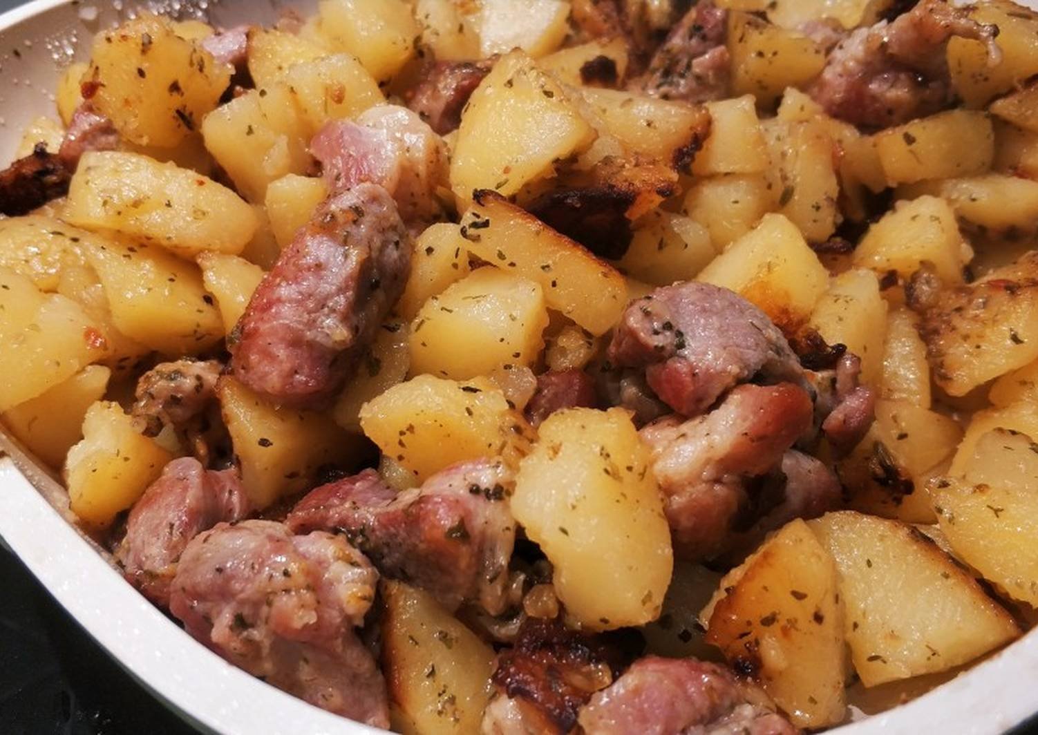 Картошка с мясом как в саду. Картошка с мясом. Жареная картошка с мясом. Картошка с мясом на сковороде. Жаркое с картошкой.