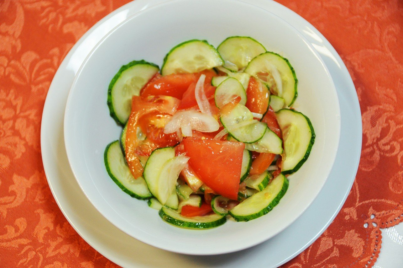 2. Салат из огурцов, помидоров и нута с медово-горчичной заправкой
