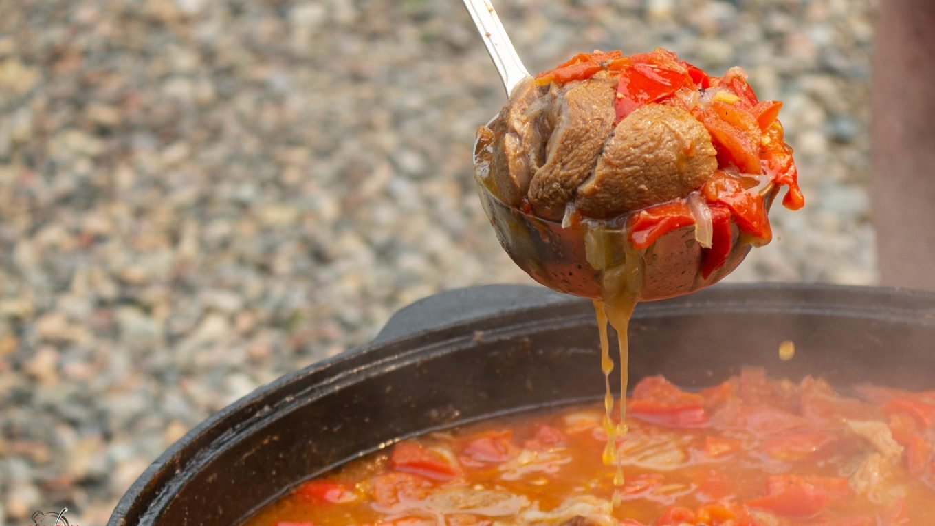 Рецепт мяса с овощами в афганском казане. Шашлык в афганском казане. Суп в казане. Блюда приготовленные на костре. Блюда из баранины в казане на костре.