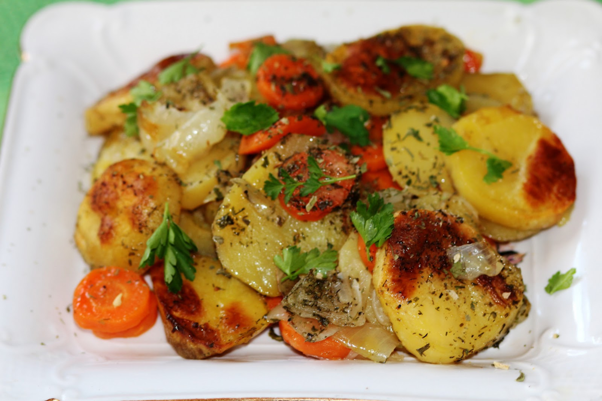 Картошка с овощами в духовке. Картофель запеченный с овощами. Картошка с морковкой в духовке. Вкусная картошка с овощами в духовке.