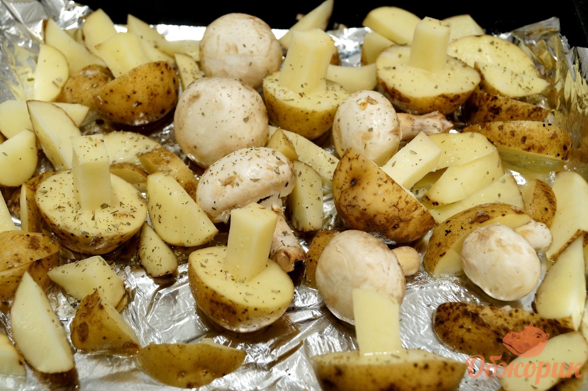 Есть картошку с грибами. Картошка с грибами в духовке. Картофель запеченный с грибами. Картошка с грибочками. Печеная картошка с грибами.