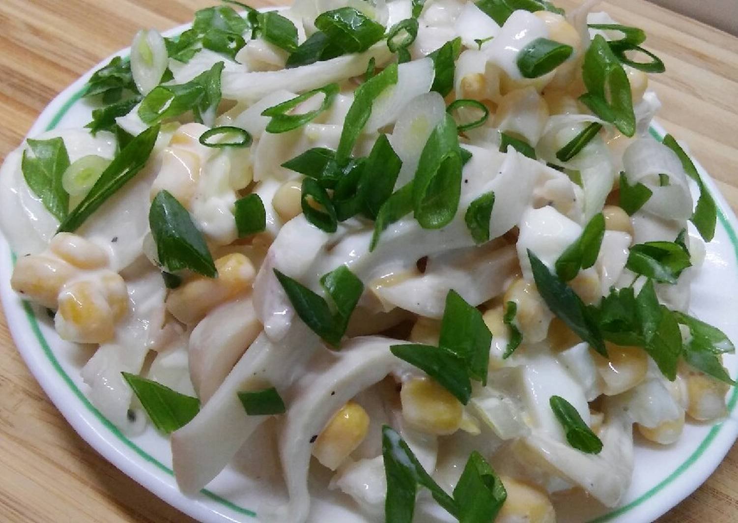 Рецепты простых салатов с зеленым луком. Салат Летучий голландец с кальмарами. Салат с кальмарами и луком. Салат с кальмарами и яйцом. Салат с кальмарами и яйцом и луком.