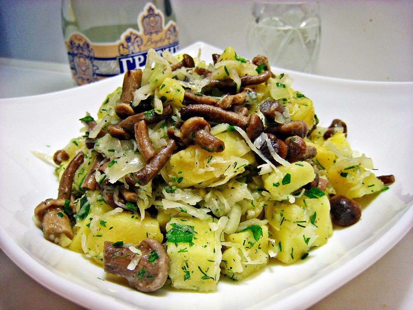 Картофель грибы капуста. Салат с грибами вешенками. Салат картофельный с грибами. Салат с картошкой и грибами. Салат с опятами.