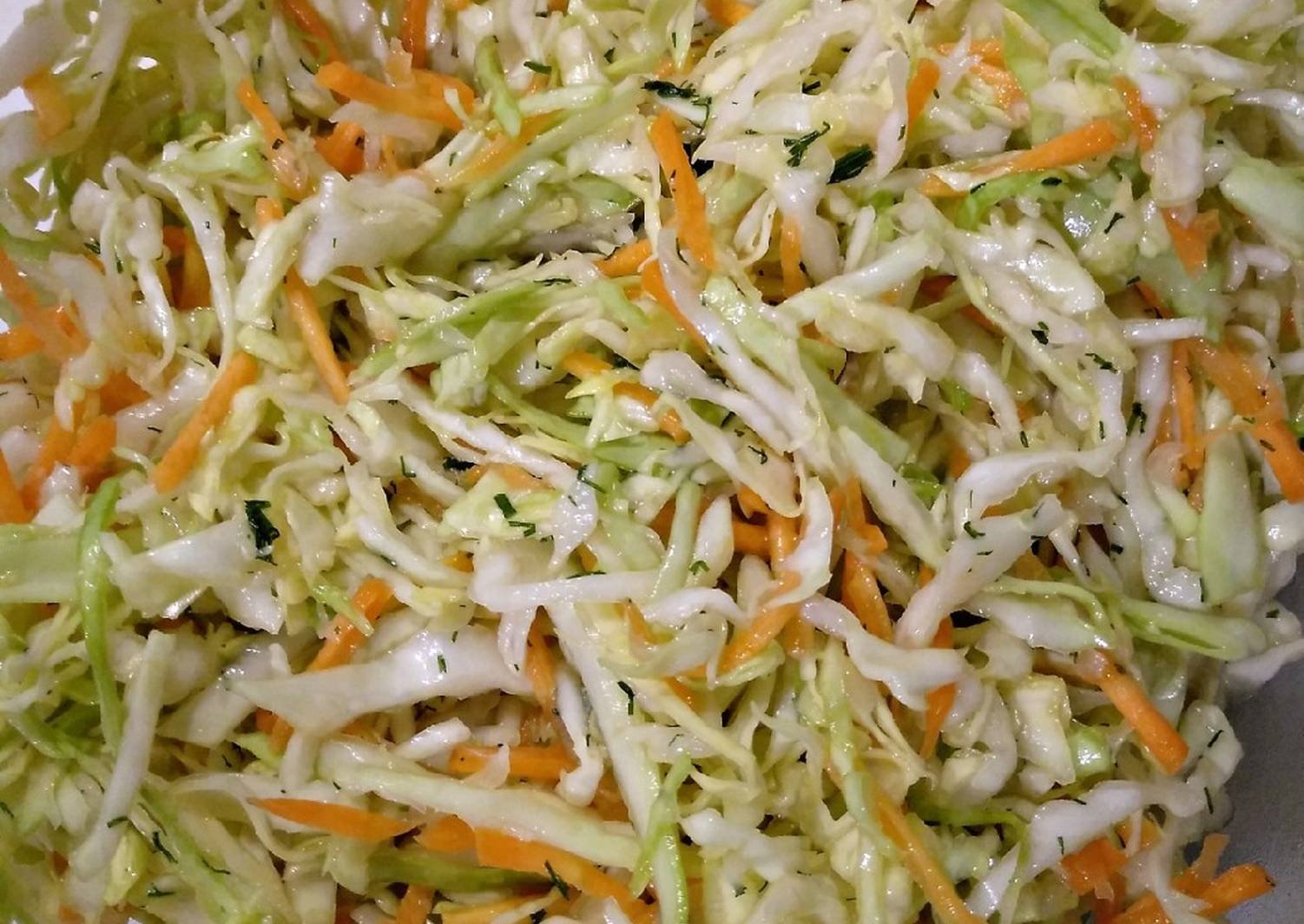 Салат капуста с огурцом рецепт с маслом. Салат из капусты. Салат с капустой и морковью. Салат из капусты и морковки. Салат из молодой капусты.