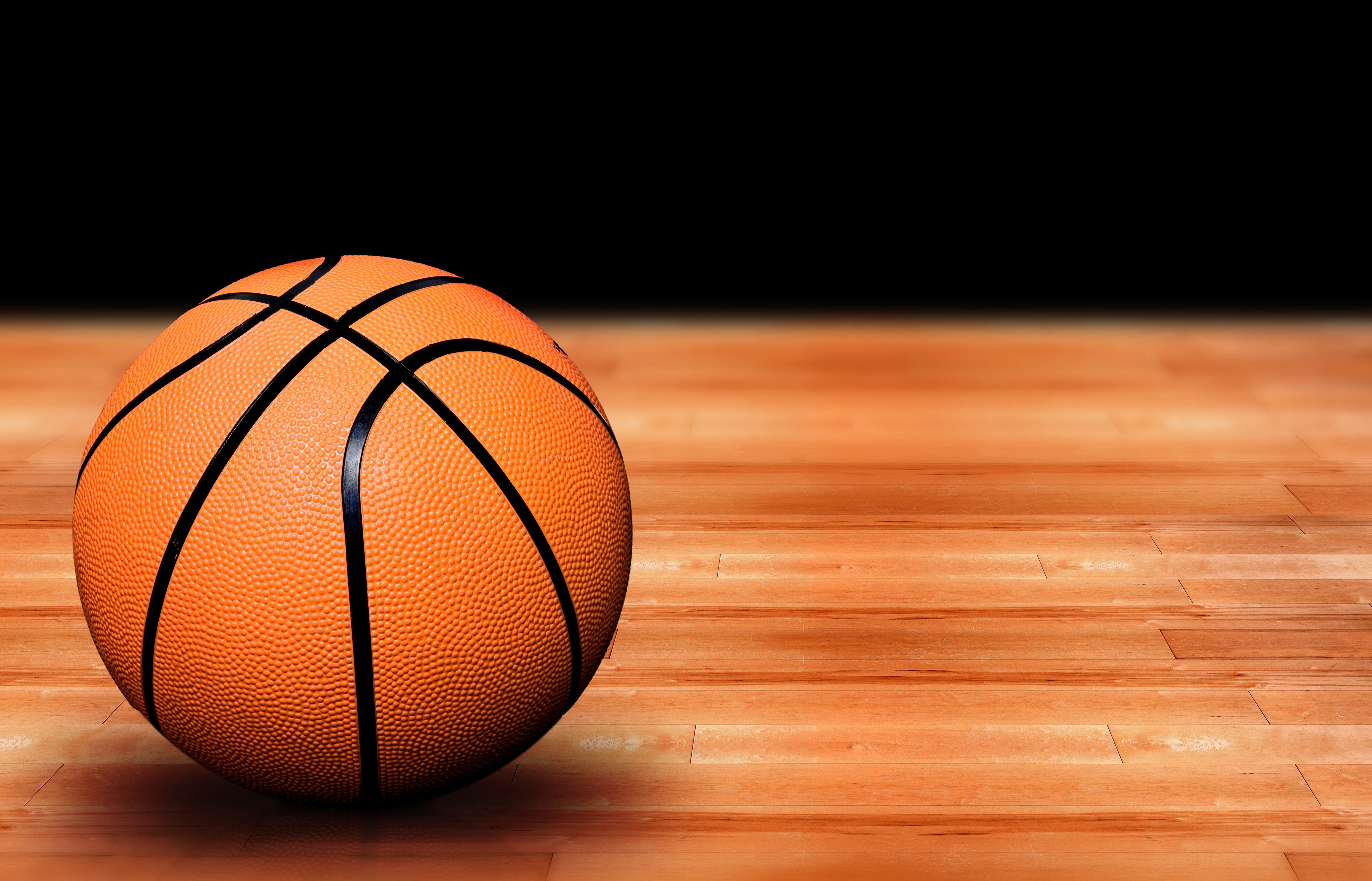 Спортивный мяч в баскетболе. Баскетбольный мяч. Баскетбол фон для презентации. Баскетбольный паркет. Красивые баскетбольные мячи.