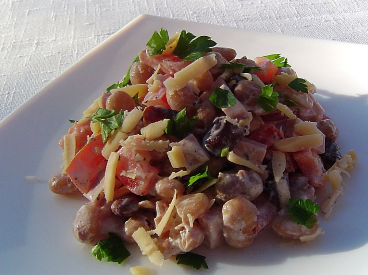 Рецепты салатов с копченой колбасой