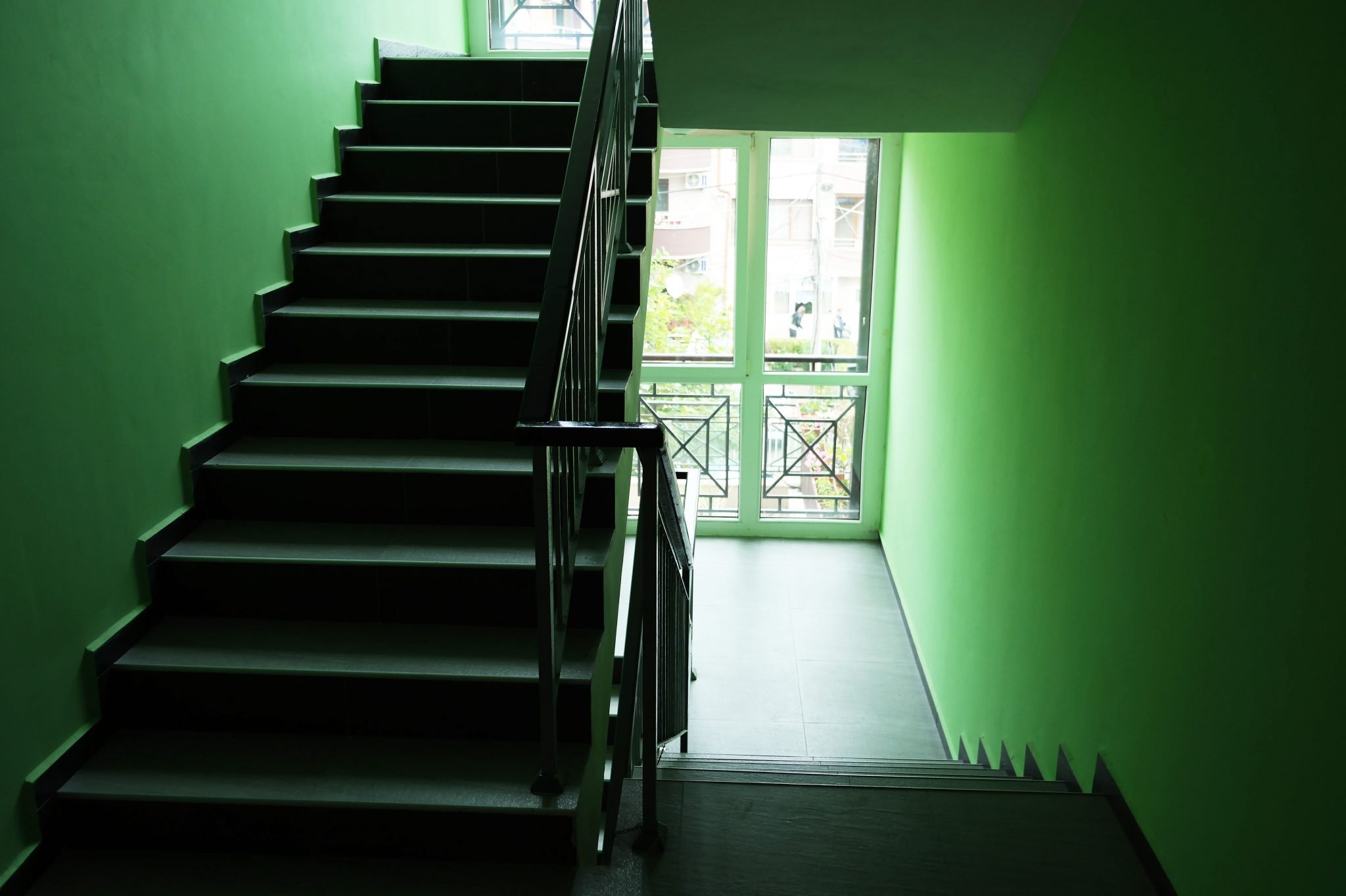 Сайт новая лестница. Лестничная клетка. Лестница в подъезде. Ступеньки в подъезде. Лестницы в многоэтажках.