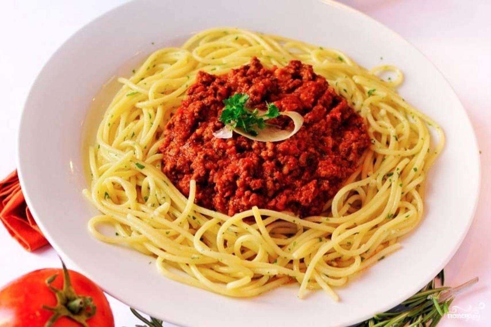 Спагетти болоньезе томатная паста. Спагетти болоньезе с фаршем и томатной пастой. Спагетти с фаршем в томатном соусе. Паста с томатной пастой и фврш. Паста болоньезе макароны по флотски.